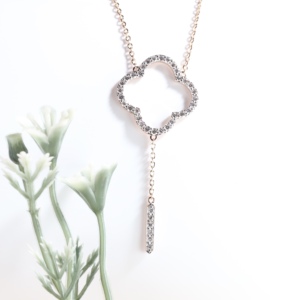 Collar de lujo con colgante de trébol de cuatro hojas con diamantes en oro rosa, brillante, para mujer, joyería fina. - Product Image 1