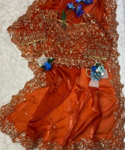 Sari de satén de Bollywood con bordado KV, adornos y estampado floral (naranja) - Product Image 1
