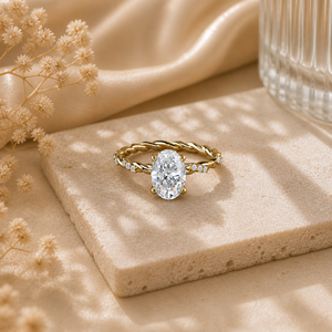 Bague de fiançailles en or jaune avec diamant moissanite ovale taillé en bande torsadée 1 CTW |   Bague de Mariage Solitaire Élégante pour Femme - Product Image 2