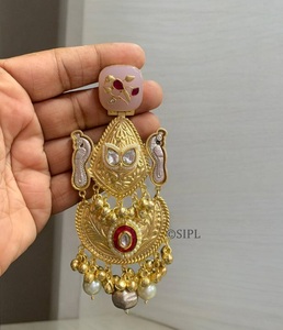 Impresionantes Pendientes Colgantes de Aleación Chapada en Oro de Primera Calidad con Diseño de Flor Esmaltada y Perlas para Mujer, Estilo Vintage para Boda - Product Image 3