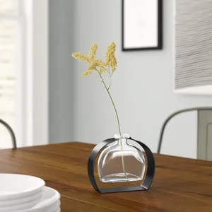 Florero de Metal Hecho a Mano de Alta Calidad para Mercados de Distribución y Venta Minorista Globales, Decoración Costera de Alta Gama en Hierro - Product Image 1
