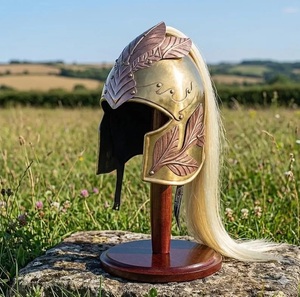 Casco de metal dorado pulido con diseño de hoja y cabello rubio sobre soporte, estilo antiguo, artefacto coleccionable - Product Image 5