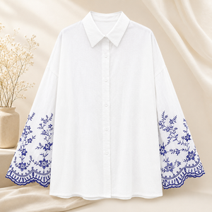 เสื้อเชิ้ตแขนยาวผ้าฝ้ายสีขาวสำหรับผู้หญิง ปักลายดอกไม้สีน้ำเงิน ปลายแขนแบบสแกลลอป ติดกระดุม ปิดหน้าอก สไตล์ลำลอง สำหรับขายส่ง - Product Image 2