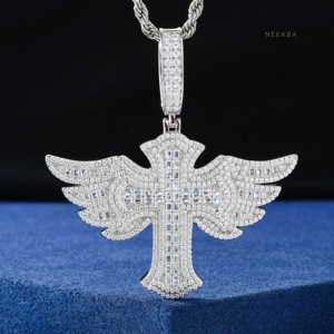 Colgante de Cruz Alada con Moissanita Baguette de Plata de Ley 925 - Joyería Artesanal de Fe, Colgante de Moissanita Baguette Estilo Hip Hop - Product Image 4