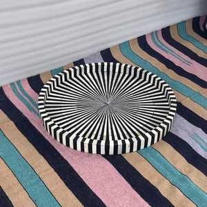 Plateau décoratif rond fait main en os incrusté, avec un design floral mosaïque intemporel, pour table basse, ottoman et décoration moderne - Product Image 2