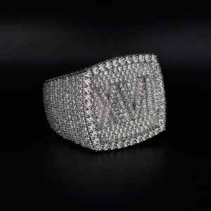 Anillo Hip Hop con Logotipo Personalizado, Moissanita Azul VVS, Plata 925 y Chapado en Oro de 18K, Pasa la Prueba del Diamante, Joyería Fina para Hombre - Product Image 1