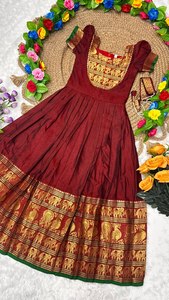 Presentando el nuevo vestido de seda Chinon de diseñador con estampado digital y trabajo de lentejuelas bordadas, lista para usar, de la colección Ready To Wear. - Product Image 4