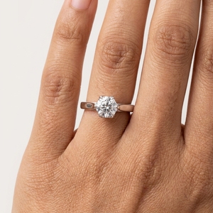 Anillo de Compromiso Clásico con Diamante Redondo de 1 Quilate en Platino PT950 para Mujer - Product Image 5