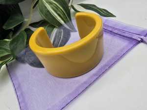 Brazalete de Resina Amarilla Hecho a Mano, Ancho y Abierto, Diseño Sólido y Sencillo, Color Mostaza Ámbar, Brazalete de Resina - Product Image 4