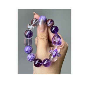 Pulsera de Resina Hecha a Mano Contemporánea con Efectos de Color Vibrantes, Accesorio de Moda Elegante para la Elegancia Diaria - Product Image 3