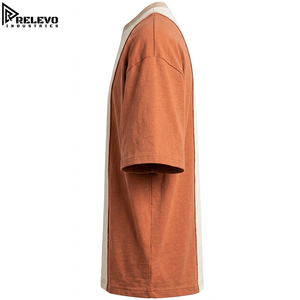 เสื้อยืดแขนสั้นผู้ชายคุณภาพสูง ดีไซน์คัลเลอร์บล็อก สามสี เบจ ขาว และเทอร์ราคอตต้า แบบแผงแนวตั้ง - Product Image 4