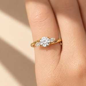 Bague tendance VS1 à trois pierres en diamant rond, cultivé en laboratoire, 1,00 carat, or massif 18 carats, faite à la main, cadeau de fiançailles pour petite amie - Product Image 2