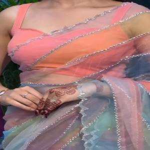 VASTRA COTTAGE Saree de organza suave y pesada con estampados multicolor, bordes con cuentas Katdana hechos a mano y blusa de seda Jalpari a juego - Product Image 2