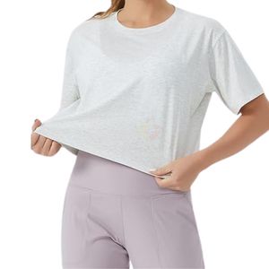 เสื้อครอปท็อปโยคะทรงบ็อกซี่คุณภาพสูงสำหรับผู้หญิง สีขาวขี้เถ้า ผ้าสี่ทิศทางยืดหยุ่น แห้งเร็ว เหมาะสำหรับออกกำลังกาย - Product Image 3