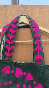 Sac fourre-tout en velours fait main avec broderie rose « Peace », 18x18 pouces, sac à bandoulière bohème doublé en coton - Product Image 4