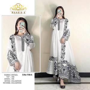 Élégante georgette de renard lourd Shalwar Kameez avec broderie Jari multi-fils et travail de séquence, jumelée avec de la soie Dupatta - Product Image 1