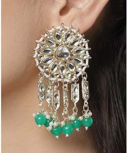 Pendientes Colgantes con Forma de Flor, Chapados en Oro, Hechos a Mano en India, con Cristales de Imitación y Perlas, Modernos para Mujer - Product Image 1