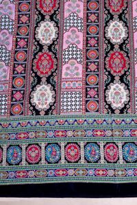 Tissu imprimé géométrique noir à motifs décoratifs avec bordure épaisse pour la confection de robes Kurti, tissu pour vêtements ethniques. - Product Image 3