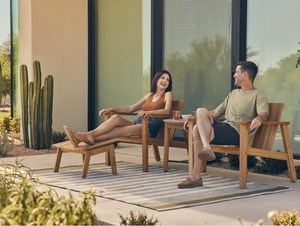 Ensemble de chaise longue d'extérieur en teck moderne et repose-pieds assorti à lattes - Product Image 6