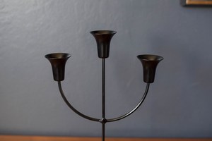 Porte-bougie unique en fer forgé avec des détails artisanaux et des accents sculptés avec soin pour une esthétique distinctive. - Product Image 6