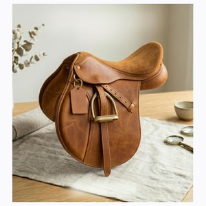 Silla de Montar para Caballo de Cuero Genuino de Vaca en Oferta con Estribos Ajustables y Asiento Acolchado Cómodo Disponible al Mejor Precio - Product Image 2