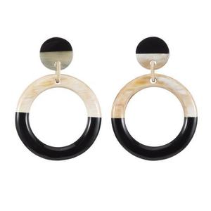 Boucles d'oreilles contemporaines faites à la main en corne de buffle, polies naturellement, légères, bijoux de mode bohème pour femmes et filles - Product Image 4