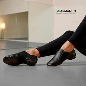 Chaussures de danse jazz pour enfants en cuir Nappa, à enfiler, semelle fendue, pour entraînement, ajustement élastique, soutien de la voûte plantaire, noir et beige, disponibles dès maintenant - Product Image 1