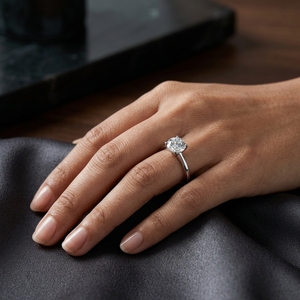 Bague de fiançailles pour femme en platine PT950 avec diamant de laboratoire taille brillant rond de 2 carats, style classique - Product Image 5
