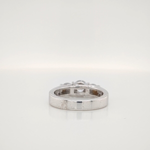 Bague de fiançailles Lurba Jewels en moissanite taillée à trois pierres, or blanc massif 14 carats, sertie en canal, avec pierres latérales certifiées taille princesse - Product Image 2