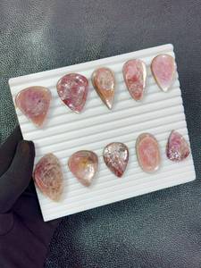 Pierre précieuse de mica lapidolite la plus vendue, cristal violet naturel brut pour la fabrication de bijoux, la guérison et la décoration, disponible à la vente - Product Image 5