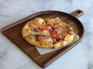 เขียงเสิร์ฟพิซซ่าวอลนัทพรีเมียม ขอบลึก ไม้เนื้อแข็ง สำหรับเสิร์ฟชีส ขนมปัง อาหาร จานเสิร์ฟสำหรับครัวและโต๊ะอาหาร คอลเลคชั่นจานเสิร์ฟ - Product Image 5