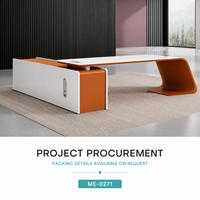 Bureau de direction moderne incurvé avec plateau bicolore arrondi et rangement latéral en bois, autoportant pour bureaux de direction