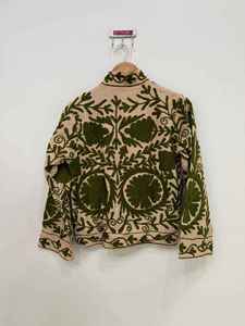 Chaqueta Bordada de Algodón Suzani Beige para Mujer, Patrón Floral Verde Oscuro, Bordado con Hilo, Manga Larga, Estilo Boho Vintage - Product Image 5