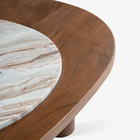 Nouvelle table basse de style luxueux avec plateau en bois d'acacia massif de forme irrégulière moderne et pieds pliants arrondis, plateau en marbre de style Toronto