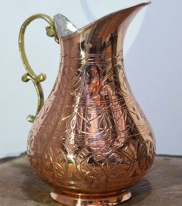 Jarra de Agua de Cobre y Vidrio Hecha a Mano con Tapa de Diseño Martillado y Perilla Dorada, Utensilios de Cocina para Hoteles y Bodas, Artículos de Mesa - Product Image 1