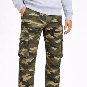 Pantalones Cargo Clásicos de Camuflaje para Hombre – Un prenda esencial resistente de inspiración outdoor, confeccionada con tela duradera y rica en algodón - Product Image 1