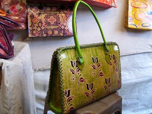 Sac à main pliable imperméable en cuir véritable de style vintage à motif bonbons verts avec fermeture éclair et bandoulière unique pour femme, usage quotidien - Product Image 3