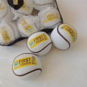 Balles de hurling en cuir véritable Balles officielles de squash de taille et de poids GAA en tailles 4 et 5 faites à la main au Pakistan - Product Image 3