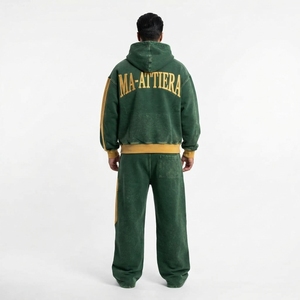 Conjunto de Sudadera con Capucha Verde Oscuro y Cremallera Dorada para Hombre y Pantalones de Pierna Ancha con Paneles Laterales en Contraste y Detalles de Tachuelas, Chándal Estilo Urbano, Personalizado OEM ODM - Product Image 4