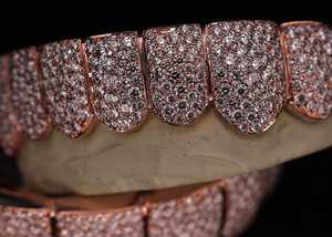 Grillz de Plata de Ley 925 con Mosaico Pavé VVS de Diamantes Cultivados en Laboratorio, Engaste de Panal, Pasa Prueba de Diamante, Corte Permanente Personalizado, Venta al por Mayor - Product Image 5