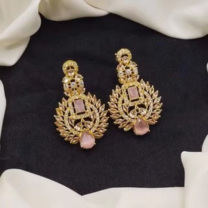 Boucles d'oreilles fleuries plaquées or avec pierres en zircon vert, style ethnique vintage Jhumka pour femmes, parures de bijoux pour mariage et fêtes - Product Image 2