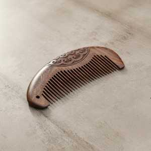 Peigne à cheveux en bois sculpté à la main personnalisé avec logo gravé, outil de toilettage de barbe à dents larges, vente en gros, fabricant - Product Image 1