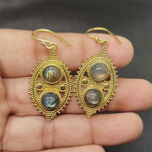 Boucles d'oreilles pendantes bohèmes plaquées or 18 carats avec labradorite bleue, nouveau design, bijoux fantaisie en laiton pour femmes - Prix de gros - Product Image 1