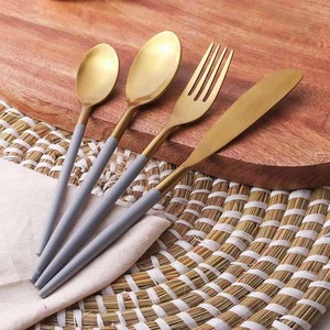ชุดช้อนส้อมโลหะทันสมัย ดีไซน์เรียบหรู สำหรับตกแต่งโต๊ะอาหารสไตล์ร่วมสมัย - Product Image 6