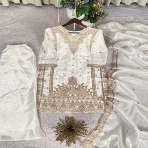 Conjunto de Pantalón y Top Estampado Chinon de Diseñador VASTRA COTTAGE con Bordado de Lentejuelas y Dupatta de Encaje, Traje de Fiesta con Microforro - Product Image 6