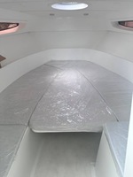 Bateau de croisière sportif à coque grise personnalisée avec lit intérieur pour le repos, bateau à vagues fluviales avec certification CE, bateau en fibre de verre double couche