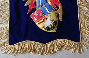Estandarte de terciopelo bordado personalizado con flecos dorados y diseño heráldico, forma rectangular, insignia de estilo clásico - Product Image 5