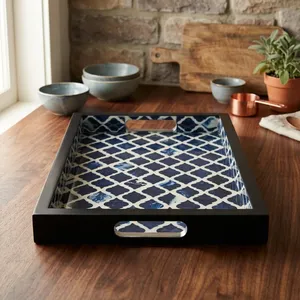 Plateau de service décoratif fait main avec motif mosaïque bleu et blanc, cadre en bois noir, poignées, plateau rectangulaire pour présentation sur table - Product Image 6