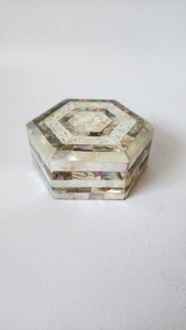 Caja de Joyería Moderna con Incrustaciones de Madreperla, Almacenamiento para Collares, Capacidad Personalizada, Hecha a Mano, Colección Uttar Pradesh - Product Image 3