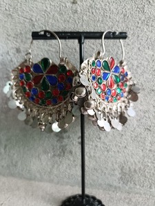 Boucles d'oreilles en argent afghan d'inspiration antique avec motifs de médaillons en forme de soleil, accents perlés de haute qualité et éléments tribaux traditionnels - Product Image 5